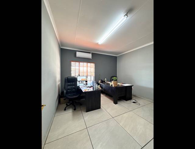 450M² BUSINESS FOR SALE IN DIE HEUWEL EXT 4